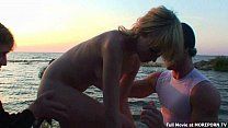 Русская девушка отдалась двум незнакомым парням на пляже